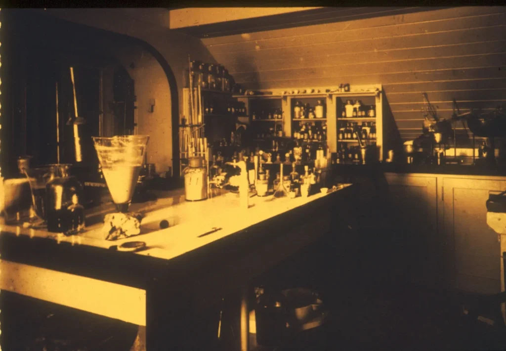 Intérieur du laboratoire de la station scientifique Suhalia en Suisse, fondée par Schwaller de Lubicz — un espace de recherche et d’étude hermétique vers 1928.