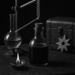 Laboratoire alchimique en noir et blanc avec un flacon d’élixir, verrerie ancienne et flamme rituelle, ambiance ésotérique à fort contraste.