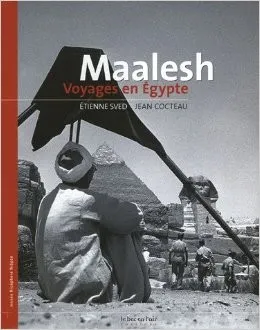 Couverture du livre "Maalesh – Voyages en Égypte" avec une photographie en noir et blanc montrant un homme assis face aux pyramides et au Sphinx.
