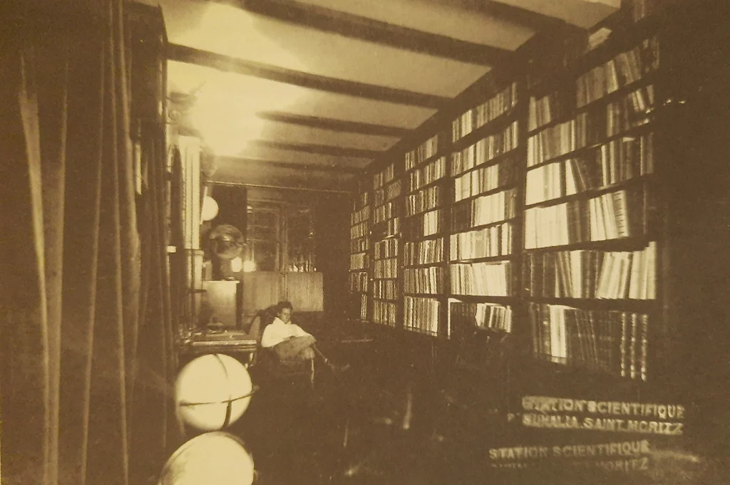 Bibliothèque ésotérique de la station scientifique Suhalia à Saint-Moritz, Suisse, avec Schwaller de Lubicz lisant dans une salle remplie de livres, vers 1928.