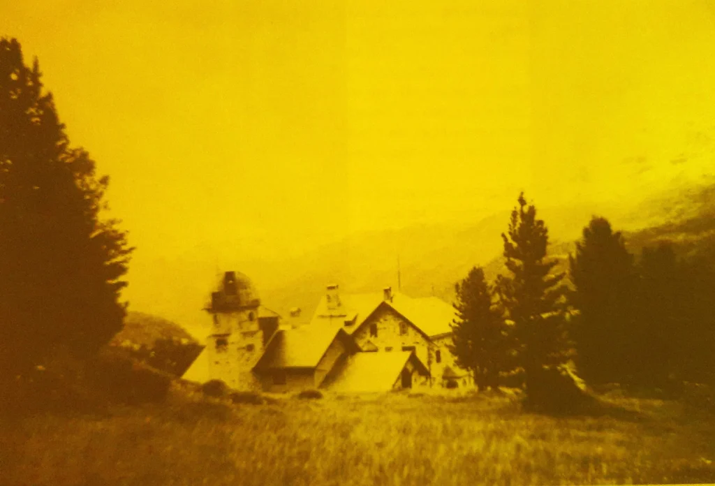 Photographie ancienne de la station scientifique Suhalia en Suisse, fondée par Schwaller de Lubicz en 1928, entourée d’arbres et de montagnes.