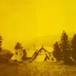 Photographie ancienne de la station scientifique Suhalia en Suisse, fondée par Schwaller de Lubicz en 1928, entourée d’arbres et de montagnes.